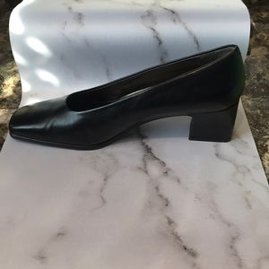 AEROSOLES Black Leather Upper low-heel pumps.